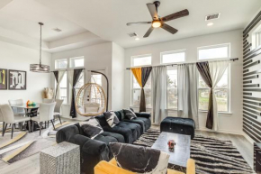 3 Mi to Downtown Houston Home with Backyard!